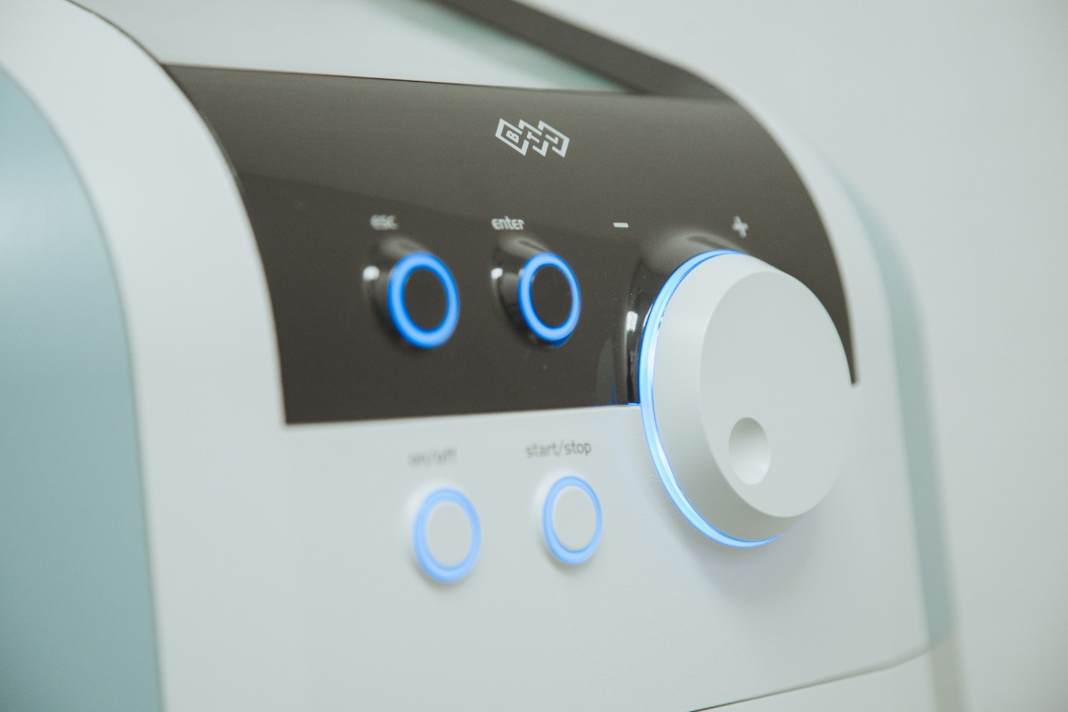 Emsella G 動椅利用高強度聚焦電磁技術 HIFEM，促使骨盆底的肌肉收縮，達到鍛鍊肌肉的目的