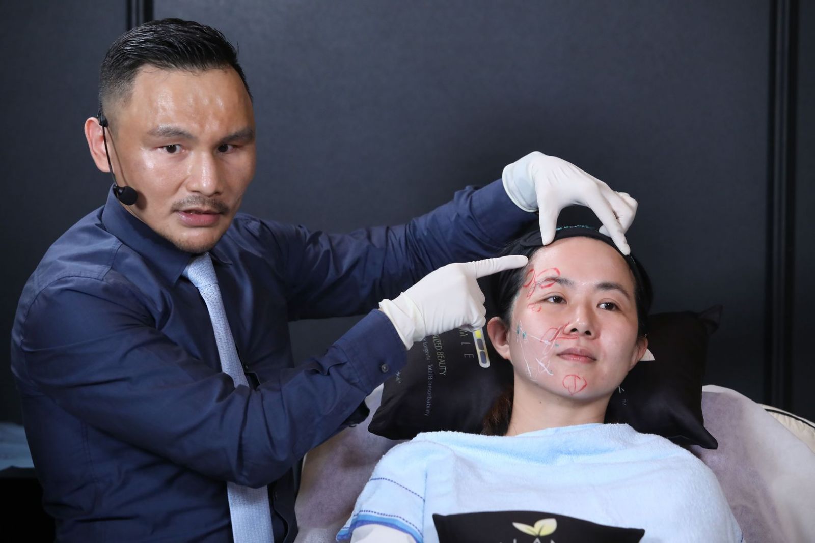 林醫師清楚說明接下來的治療點位、概念和操作要點。