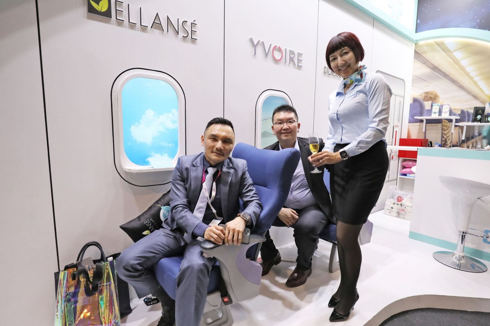 洢蓮絲業務們也裝扮成空姐空少的模樣，相當切合演講主題