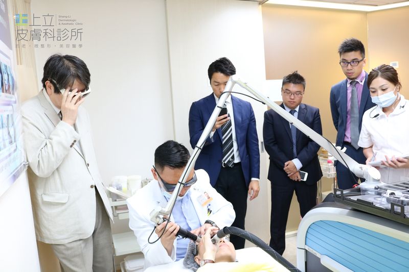林上立醫師與日本醫師進行交流且當場進行755蜂巢皮秒的施打