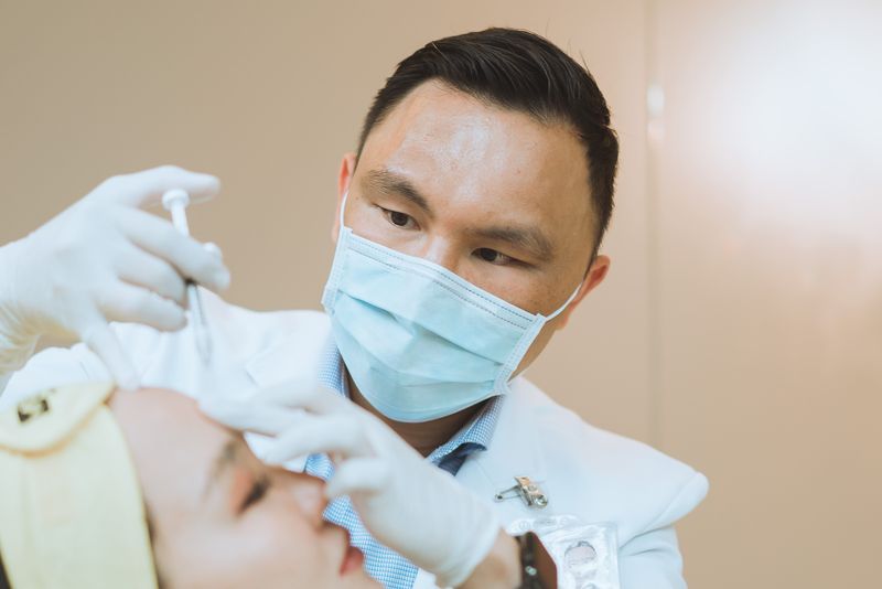 林上立醫師提醒額頭弧度的線條掌握很重要，必須連同眉骨、眼周也一起考量