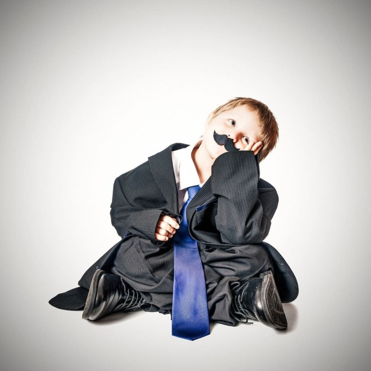 小孩子的骨架太小，撐不起大人的衣服，所以再衣服表面會出現許多皺褶，就好比是臉部的皺紋，因為骨架流失造成皮膚組織失去支撐，進而導致臉部出現各種凹陷和皺紋，而「淚溝」就是其中之一。