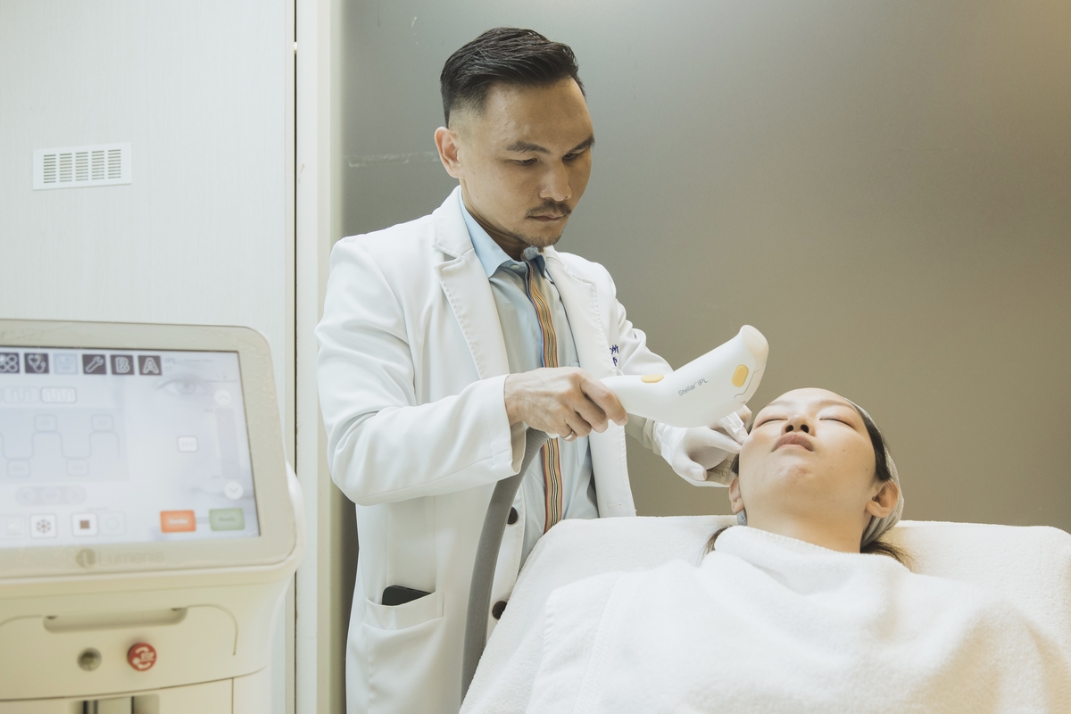 Stellar心動光彩衝光的治療是相對平面的，主要用於膚質的調理
