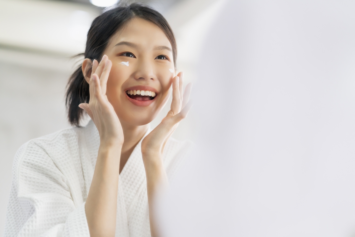 HydraFacial海菲秀水飛梭基礎型保養，給予皮膚深層的潔淨和保濕，為日常的膚質保養達到加乘的效果！