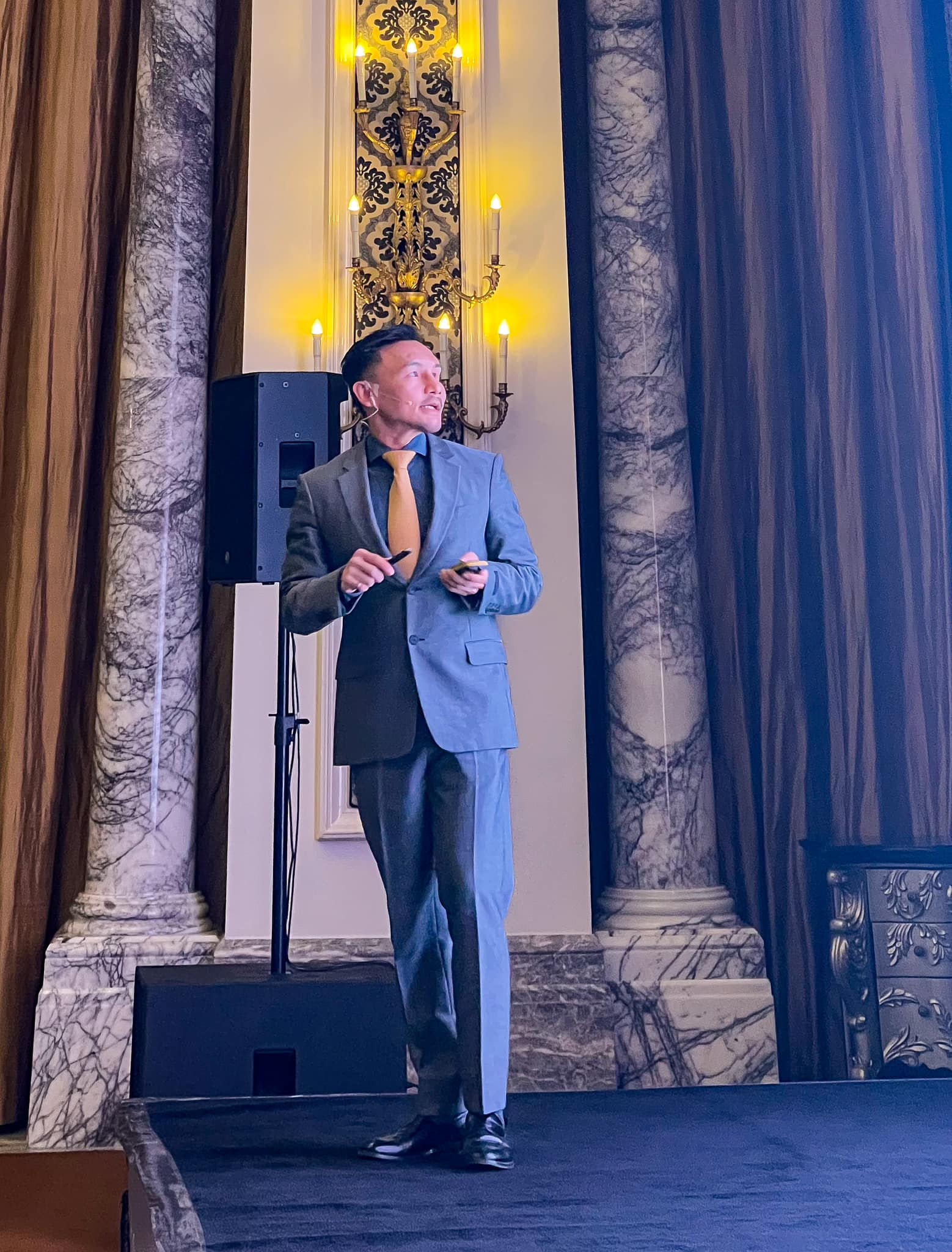 林上立醫師在ELLANS&Eacute;洢蓮絲所舉辦的Focus on Excellence - World Tour 國際講師巡迴演講中，擔任講師分享ELLANS&Eacute; 洢蓮絲和Silhouette InstaLift鈴鐺線的治療經驗與要點