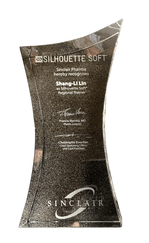 Sinclair Pharma 頒發予林上立醫師的 Silhouette Soft 區域講師獎座，表彰其為 Silhouette Soft Regional Trainer